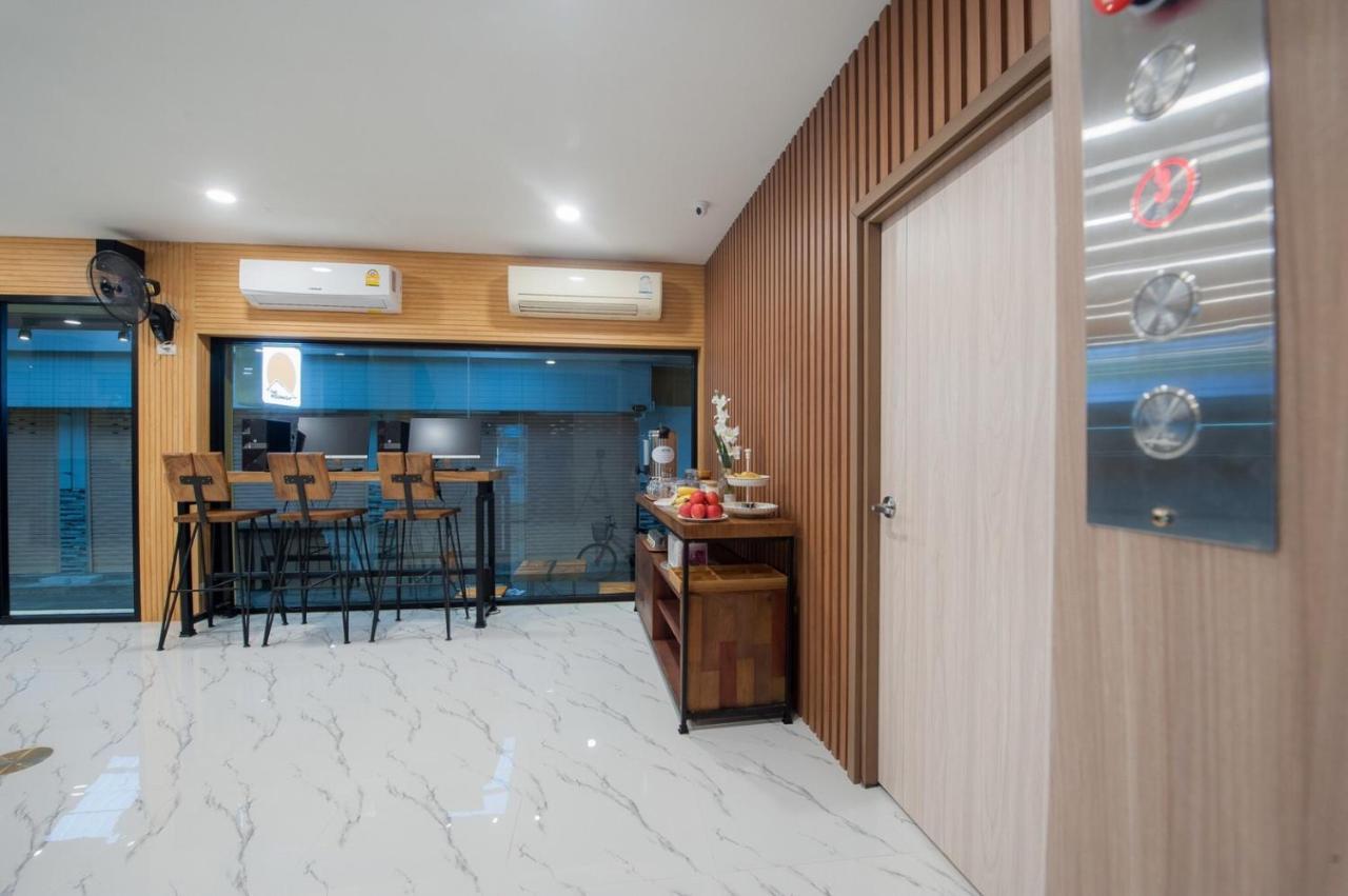 The Moon Night Hotel Bangkok Buitenkant foto